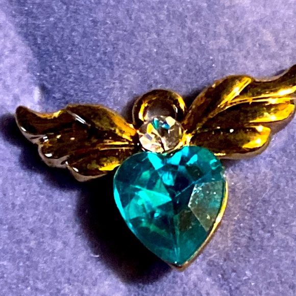 Vintage AVON pin, tiny angel birthstone pin December/simulated blue topaz - Picture 1 of 7
